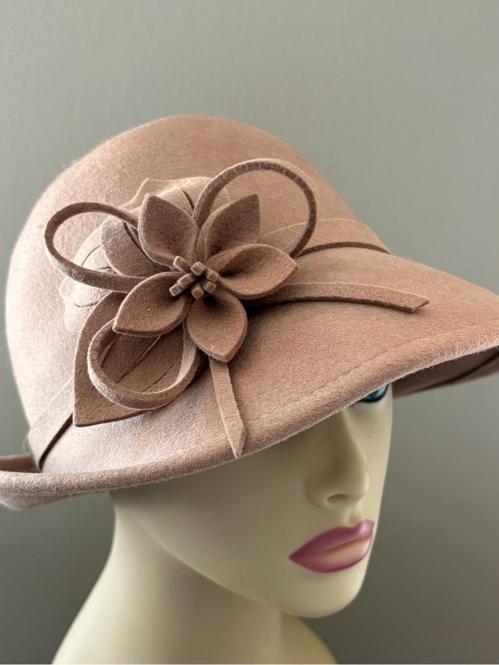 Vintage Style 1920’s Wool Decorative Flower Cloche Hat - Camel Gatsby Fashion